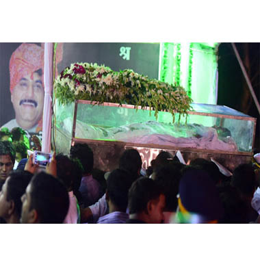 16th Lok Sabha pays tribute to Gopinath Munde on day 1, new members to take oath tomorrow